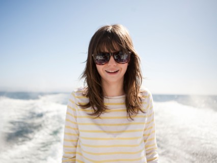 USA, California, Catalina Island. Portrait of young woman in sunglasses in front of sea. Photo :