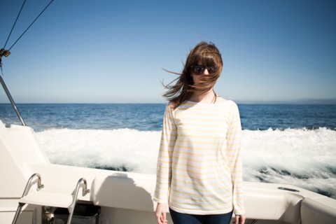 USA, California, Catalina Island. Portrait of young woman in sunglasses in front of sea. Photo :