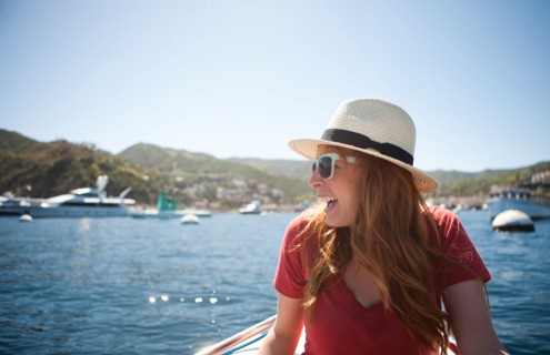 USA, California, Catalina Island. Portrait of young woman in sunglasses and straw hat. Photo :
