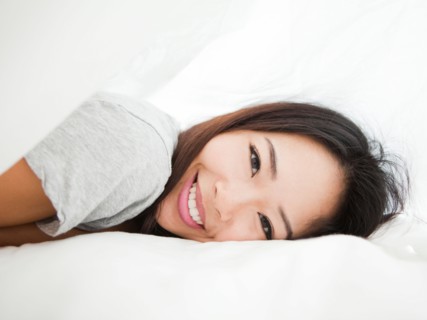 Portrait of young woman lying down. Photo : Jessica Peterson