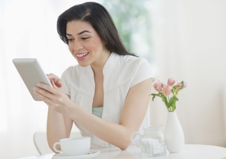 Young woman using tablet pc in restaurant.