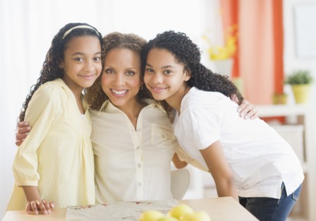 Portrait of mother with daughters (10-13).