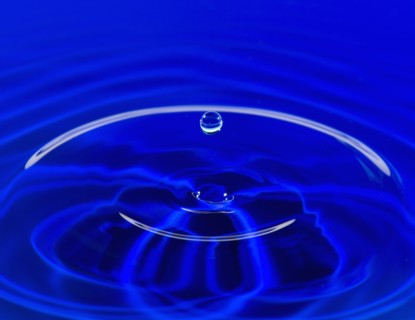 Blue water splashing.