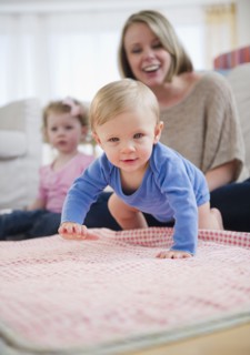 Mother and children (2-3, 6-11 months) at home. 
Photo : Jamie Grill