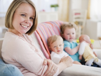 Mother with children (2-3, 6-11 months) at home. 
Photo : Jamie Grill