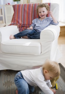 Brother and sister (2-3, 6-11 months) at home. 
Photo : Jamie Grill