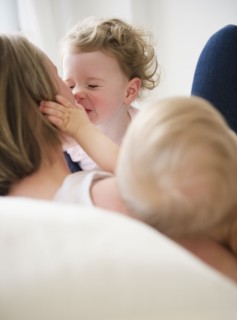Mother and children (6-11 moths, 2-3). 
Photo : Jamie Grill