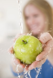 Hands washing green apple . 
Photo : Jamie Grill