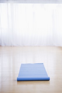 Yoga mat in empty studio. 
Photo : Jamie Grill