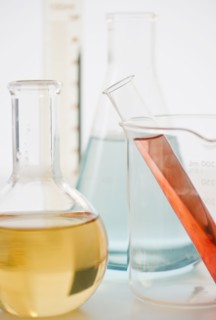 Laboratory glassware with liquids. 
Photo : Jamie Grill