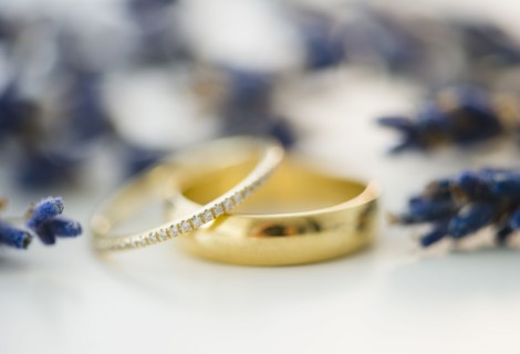 Wedding rigs and lavender. 
Photo : Jamie Grill