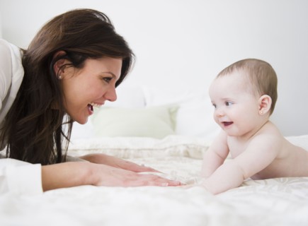 Mother with baby daughter (6-11 months) . 
Photo : Jamie Grill