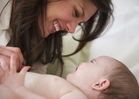 Mother with baby daughter (6-11 months) . 
Photo : Jamie Grill