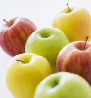 Close up of colorful apples, studio shot. 
Photo : Daniel Grill