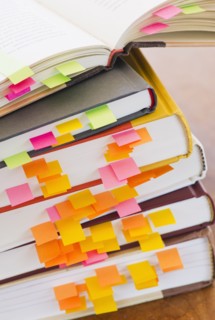 Close up adhesive notes in books, studio shot. 
Photo : Daniel Grill