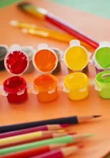 Close up of watercolor paints, crayons and paintbrushes, studio shot. 
Photo : Daniel Grill