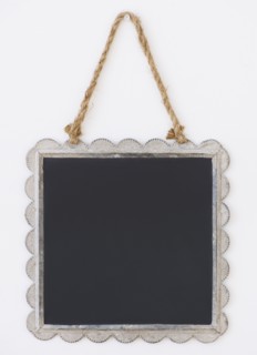 Close up of blackboard in picture frame, studio shot. 
Photo : Daniel Grill