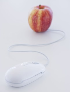 Close up of computer mouse and apple, studio shot. 
Photo : Daniel Grill