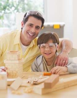 Father constructing castle with son (10-11). 
Photo : Daniel Grill