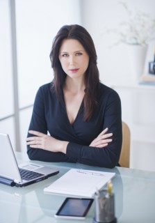 Portrait of businesswoman at desk. 
Photo : Daniel Grill