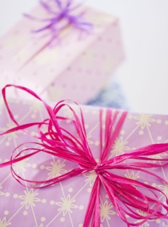 Close up of ribbon on birthday present, studio shot. 
Photo : Daniel Grill