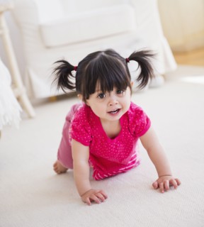 Baby girl (12-17 months) crawling on carpet. 
Photo : Daniel Grill