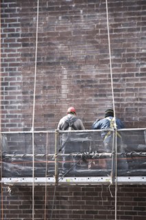 Construction workers on scaffolding. 
Photo : fotog