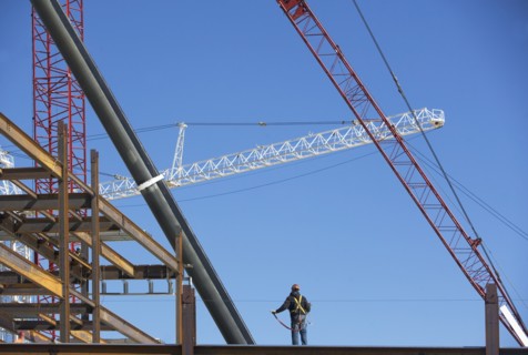 Construction worker on construction frame. 
Photo : fotog