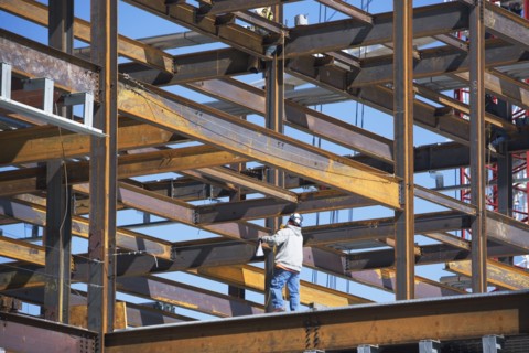 Construction worker on construction frame. 
Photo : fotog