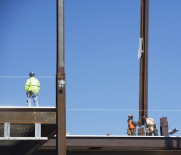 Male workers on construction site. 
Photo : fotog