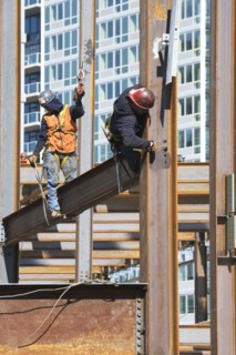 USA, New York, Long Island, New York City, Male workers on construction site. 
Photo : fotog