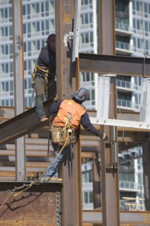 USA, New York, Long Island, New York City, Male workers on construction site. 
Photo : fotog