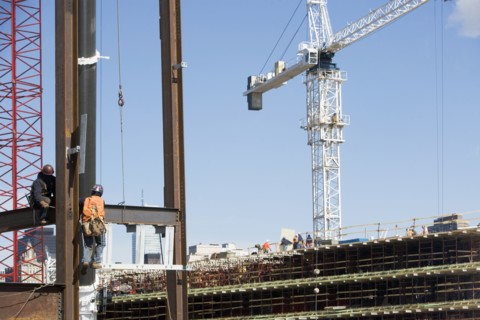 USA, New York, Long Island, New York City, Male workers on construction site. 
Photo : fotog