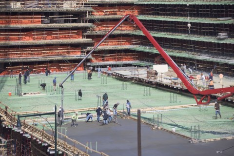 Workers on construction site. 
Photo : fotog