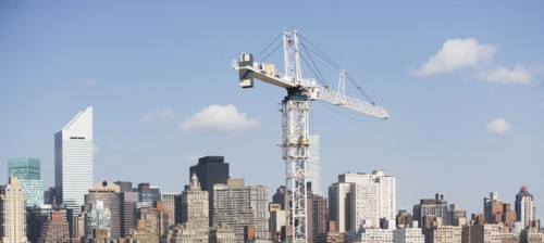 USA, New York, New York City, Manhattan, Skyline with crane. 
Photo : fotog