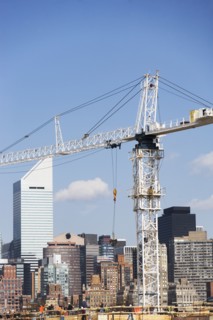 USA, New York, New York City, Manhattan, Skyline with crane. 
Photo: fotog