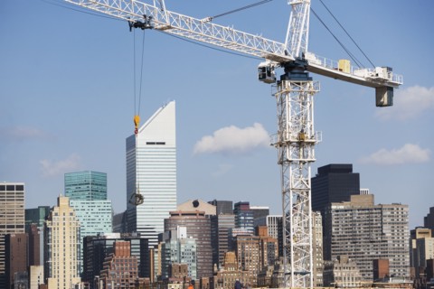USA, New York, New York City, Manhattan, Skyline with crane. 
Photo: fotog