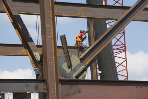 Male worker on construction site. 
Photo : fotog