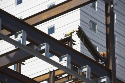 USA, New York, Long Island, New York City, Male workers on construction site. 
Photo : fotog