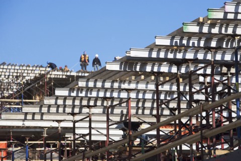 Workers on construction frame. 
Photo : fotog