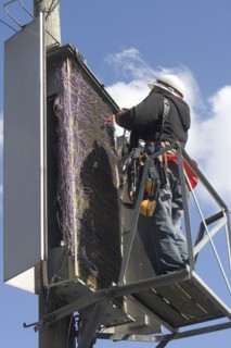 Worker on telephone pole. 
Photo : fotog