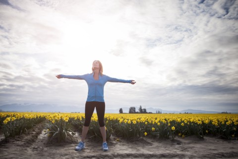 USA, Washington, Skagit Valley, Woman exercising in rural area. 
Photo : Take A Pix Media