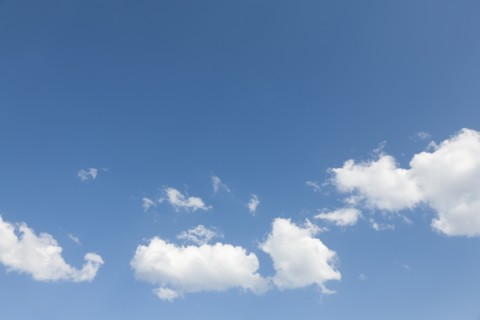 Blue sky with puffy clouds. 
Photo : Kristin Lee