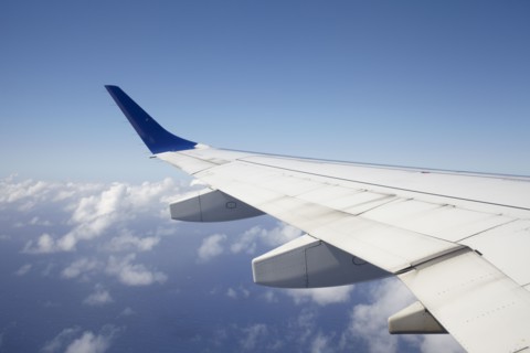 View of airplane wing. 
Photo : Winslow Productions