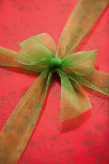 Close-up of ribbon on gift wrap. 
Photo : Mike Kemp