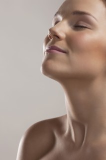 Portrait of young woman with eyes closed. 
Photo : Jan Scherders