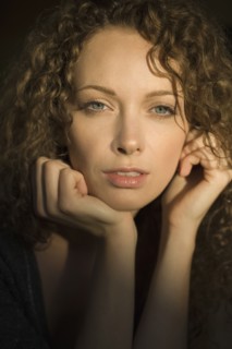 Portrait of young woman with curly hair. 
Photo : Jan Scherders
