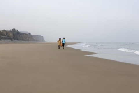 France, Pas-de-Calais, Escalles, Two women strolling on empty beach. 
Photo : Jan Scherders