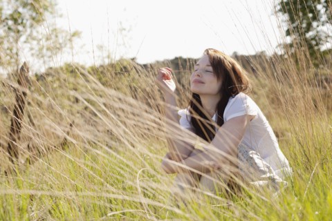 Young woman relaxing on meadow. 
Photo : Jan Scherders