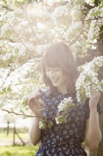 Portrait of young woman in spring orchard. 
Photo : Jan Scherders